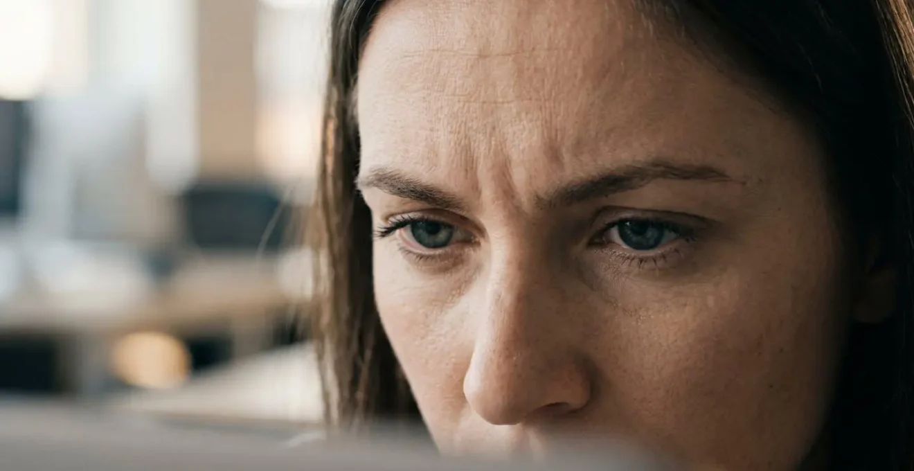 Close-up representation of stressed decision-making under time pressure